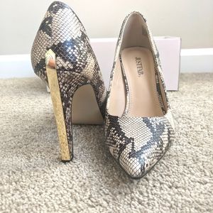 Snakeskin Heels, Pumps, Stiletto NEVER WORN